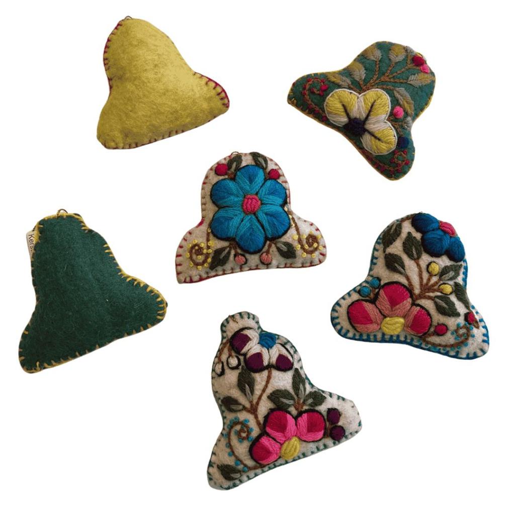 Kersthanger Vilten Bel met Bloemenborduursel – Assorti (Wilma’s Wereld) - Afbeelding 3