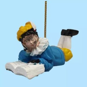 Kerstbal Polystone Roetveeg Piet liggend met boek