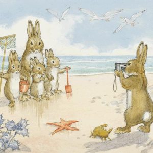 Ansichtkaart Quite Still Please’ – Strand met fotograferende konijnen (Molly Brett)