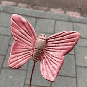 Keramische Vlinder Roze – Fair Trade Handgemaakt op Pin (45 cm) Wilma’s Wereld