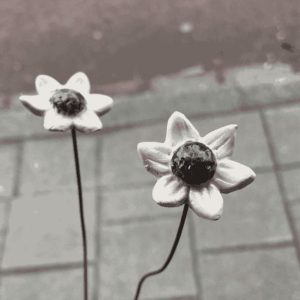 Keramische Mini Bloem Wit – Fair Trade Handgemaakt op Pin (32 cm) Wilma’s Wereld