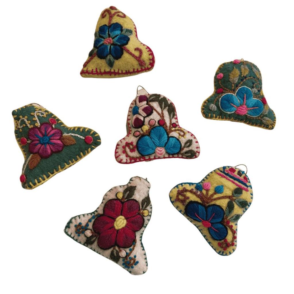 Kersthanger Vilten Bel met Bloemenborduursel – Assorti (Wilma’s Wereld)